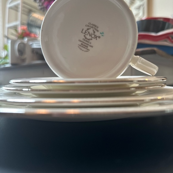 8 plate settings - Tribeca Lenox Bone China - Picture 5 of 9